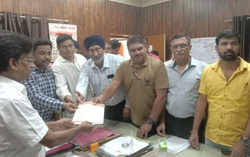 बरेली: बिजली कटौती पर भड़के व्यापारी, अधीक्षण अभियंता का दफ्तर घेरा