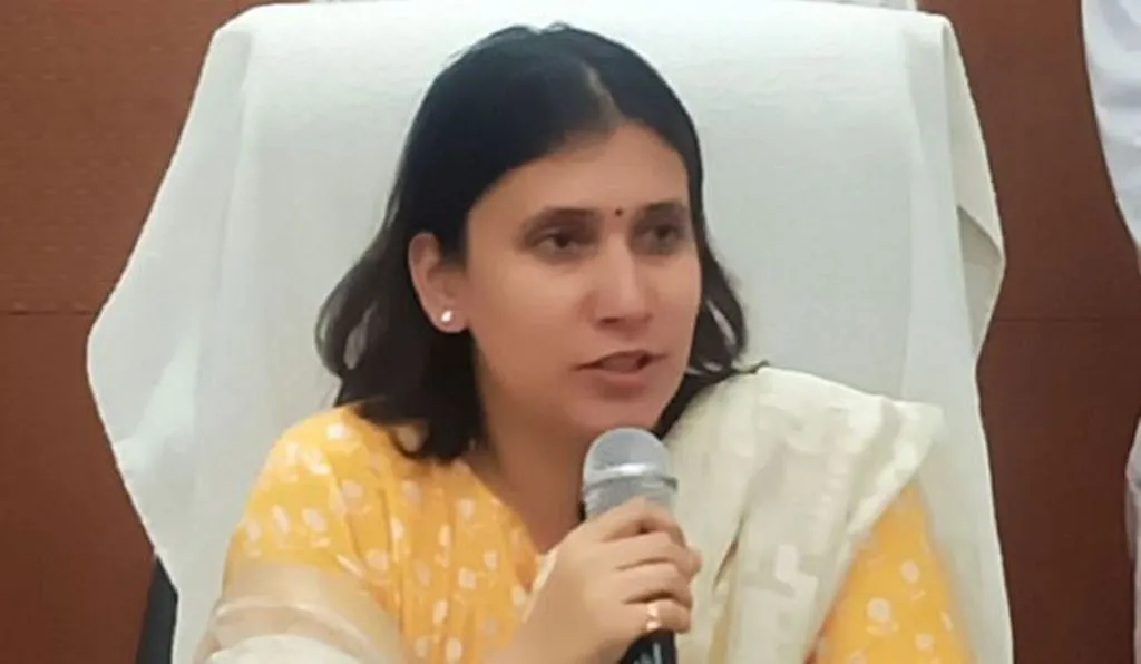 बरेली: कमिश्नर सौम्या अग्रवाल ने की अनूठी पहल, नाथ मंदिरों समेत 10 में श्रद्धालुओं को बांटे जाएंगे कल्पवृक्ष के पौधे