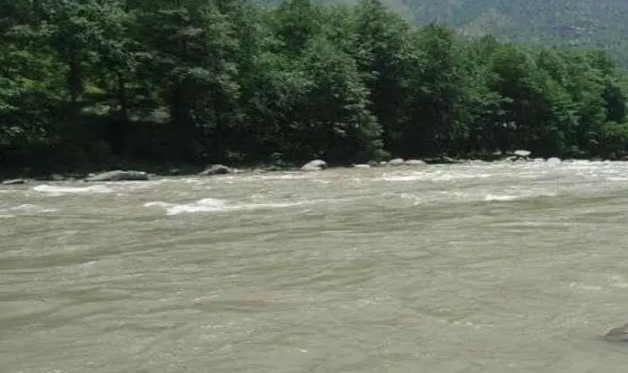 सतलुज नदी में वाहन बह जाने से तीन लोग लापता, राहत और बचाव कार्य जारी