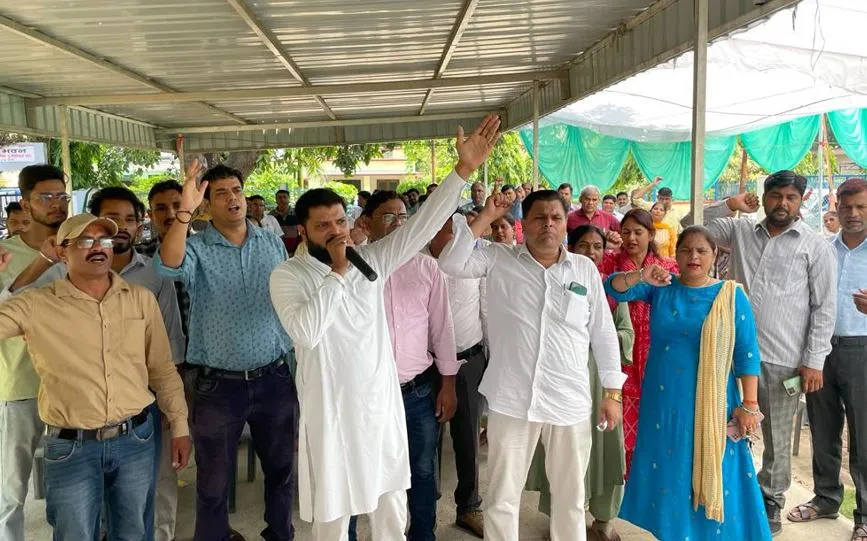 बरेली: सिचाई विभाग के कर्मचारियों ने की कलमबंद हड़ताल, जताया आक्रोश