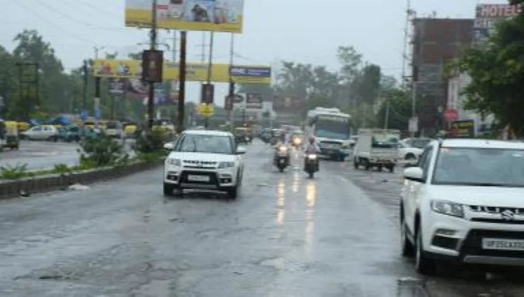 बरेली: सुबह से हुई बारिश ने बदला मौसम का मिजाज, लोगों ने ली राहत की सांस 