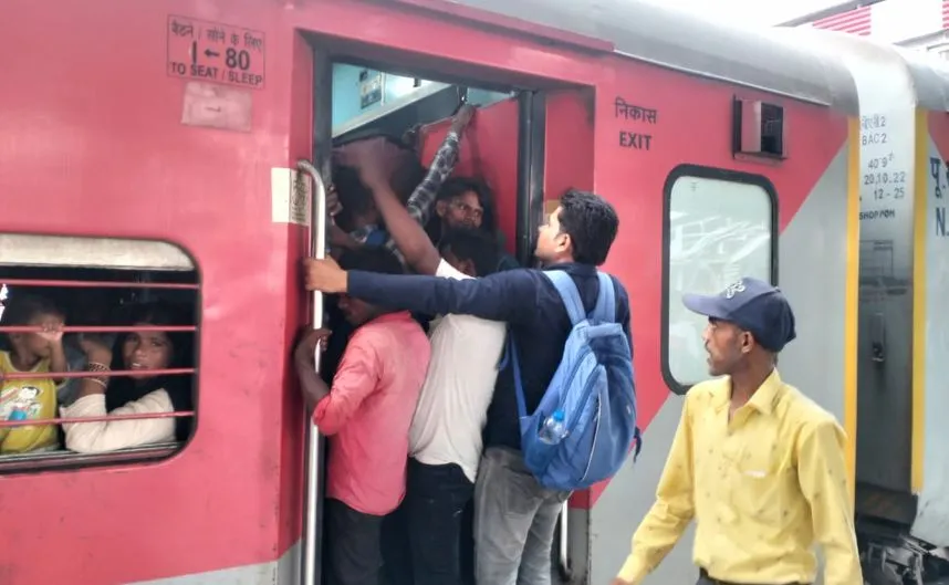 बरेली: जान पर खेलकर ट्रेनों में सफर करने को मजबूर यात्री