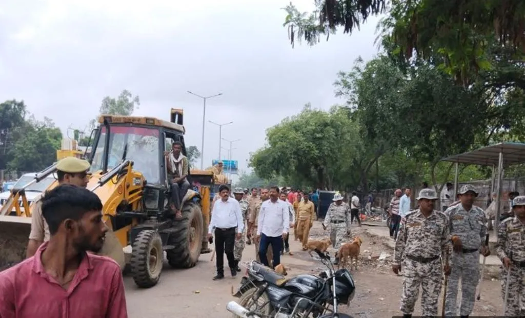 बरेली: पीलीभीत रोड पर अतिक्रमणकारियों के खिलाफ चला अभियान, प्रवर्तन दल की टीम रही मौजूद