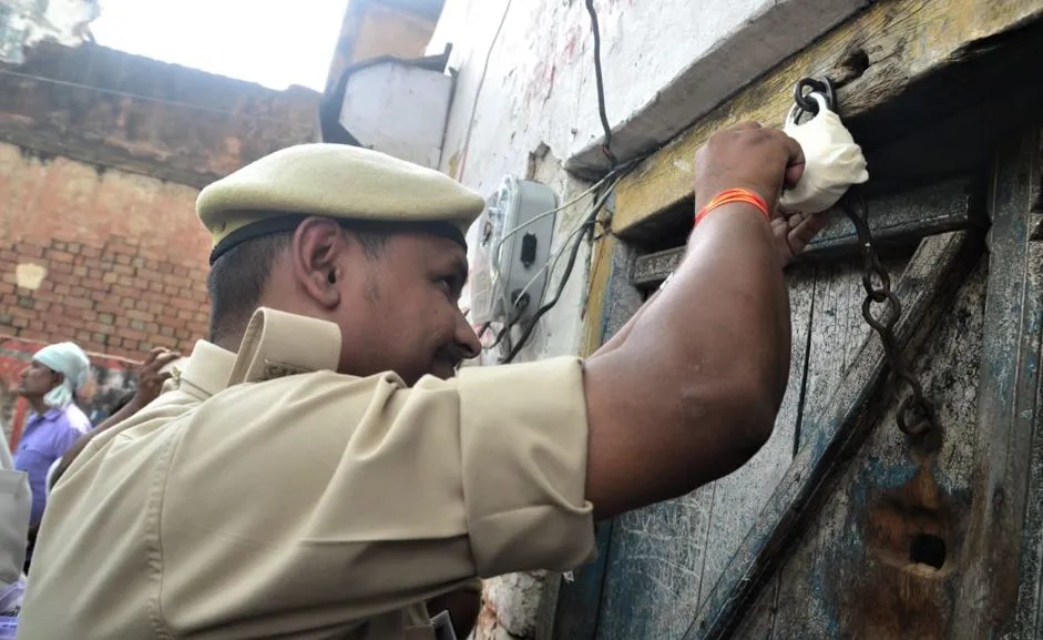 पीलीभीत: हत्या मामले में आबकारी विभाग ने की कार्रवाई, सील दुकान से निकाली शराब