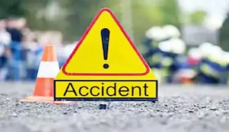 रामपुर: डंपर की चपेट में आने से बाइक सवार युवक की मौत, साथी घायल