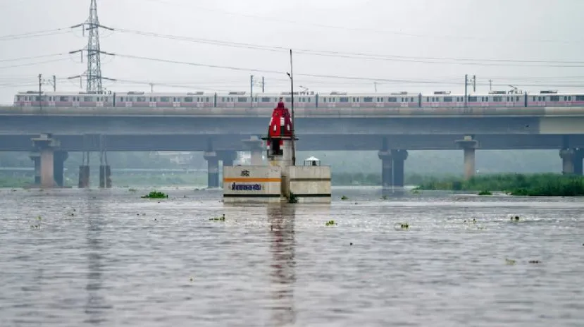देशभर में बारिश का कहर जारी, दिल्ली में यमुना का जलस्तर खतरे के निशान के पार 