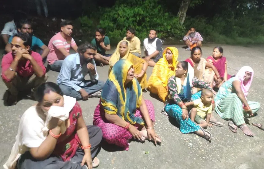 रामपुर: तालाब में नहाने गए ममेरे-फुफेरे भाई डूबे, परिजनों ने कोतवाली का किया घेराव 