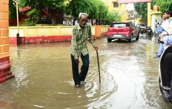 बरेली जिला अस्पताल: बाहर कीचड़ से दलदल...अंदर सीवर के पानी की कलकल, लोग हुए परेशान