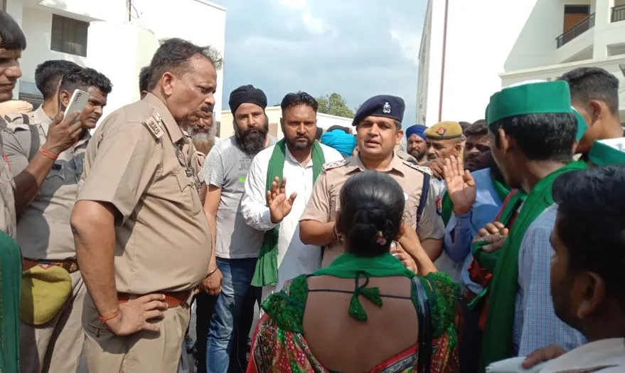 पीलीभीत: इंस्पेक्टर की बदजुबानी पर भड़की भाकियू, थाना गेट पर प्रदर्शन...जानिए पूरा मामला 