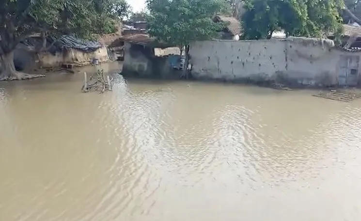 कासगंज में बेकाबू हुई गंगा की धार, सड़कों को पार कर गांव की आबादी में घुसा पानी