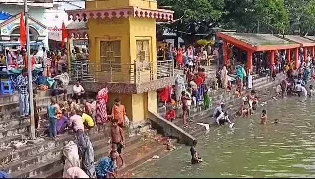 कासगंज: गंगाघाटों पर उमड़ा आस्था का सैलाव, गूंजे हर-हर गंगे के स्वर