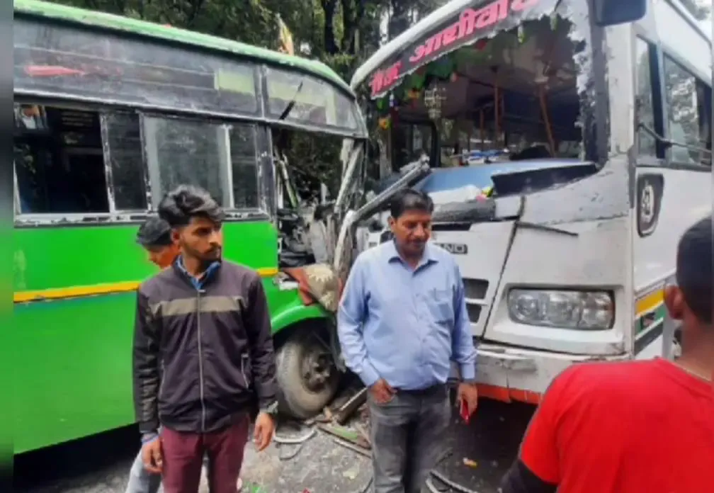 Almora News: आमने-सामने हुई बसों की जोरदार भिड़ंत, दर्जनों यात्री घायल, चार की हालत गंभीर, हायर सेंटर रेफर
