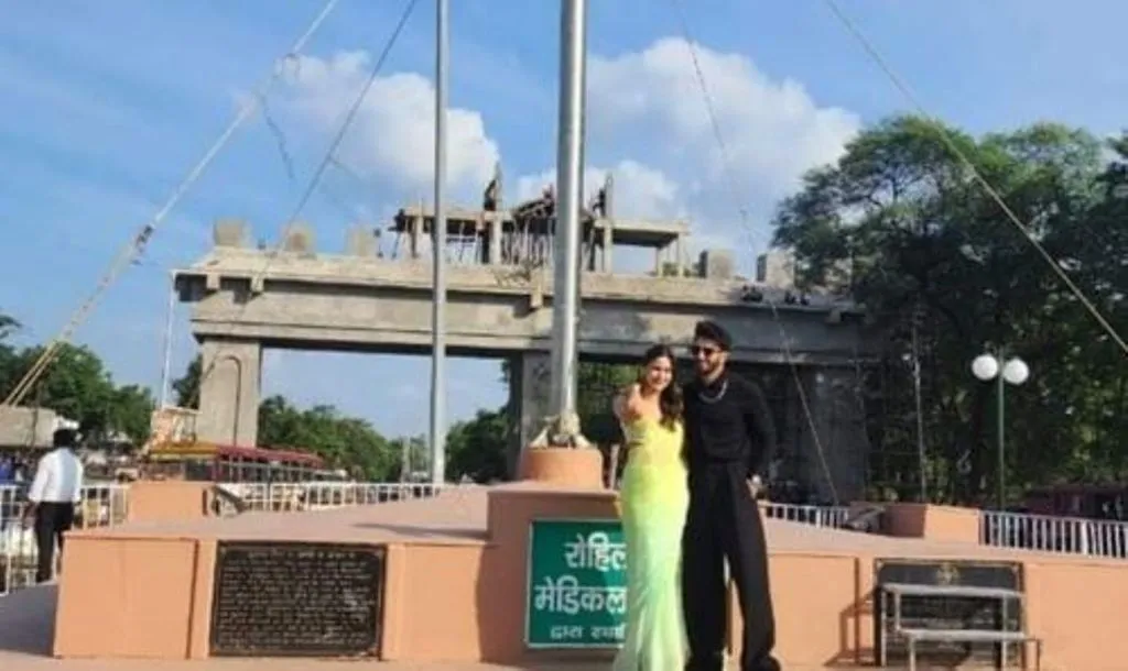 बरेली: झुमका तिराहे पर झूमे आलिया और रणबीर तो बेकाबू हुई भीड़