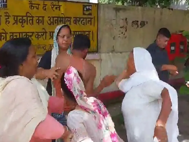 VIDEO : ससुरालियों ने दामाद को जिला अस्पताल में जमकर पीटा, बेटी को प्रताड़ित करने का आरोप, जानें पूरा मामला  