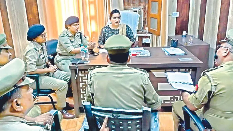Kanpur: सावन और कांवड़ यात्रा की सुरक्षा के बंदोबस्त तगड़े, पुलिस कमिश्नर ने शिवमंदिरों के निरीक्षण कर दिए ये निर्देश