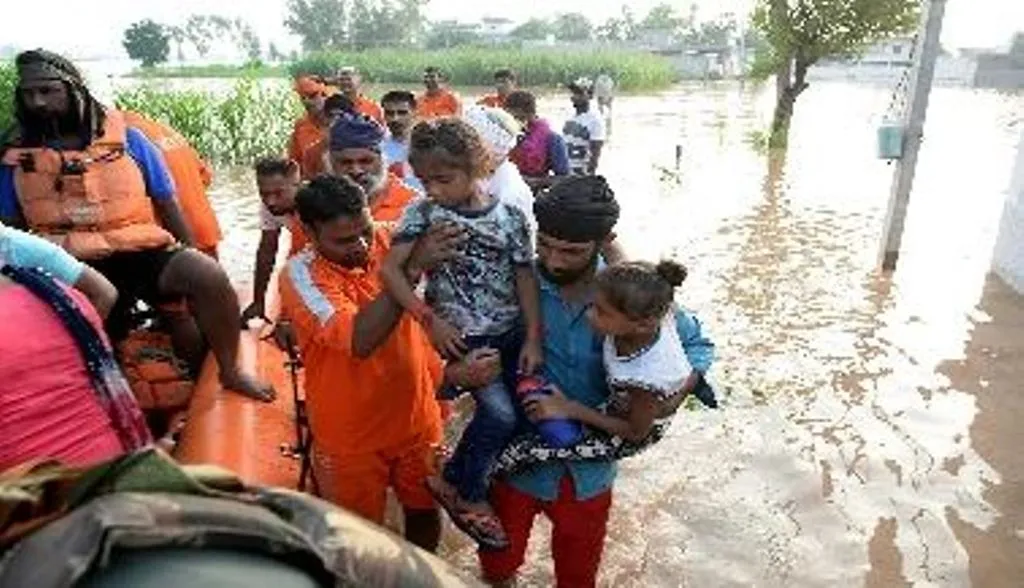 पंजाब में बाढ़ का कहर: 41 लोगों की मौत, 1,600 से अधिक लोग राहत शिविरों में रहने को मजबूर 