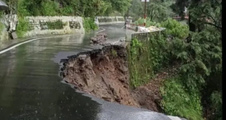 नैनीताल: बारिश का कहर - राजभवन रोड का आधा हिस्सा क्षतिग्रस्त, घरों के अंदर घुसा पानी