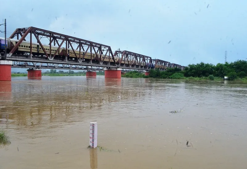 मुरादाबाद : तेजी से बढ़ रहा रामगंगा नदी का जलस्तर, लोगों को सता रहा बाढ़ का डर