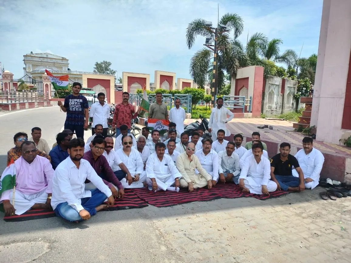 रामपुरः मणिपुर हिंसा के विरोध में कांग्रेसियों ने रखा उपवास