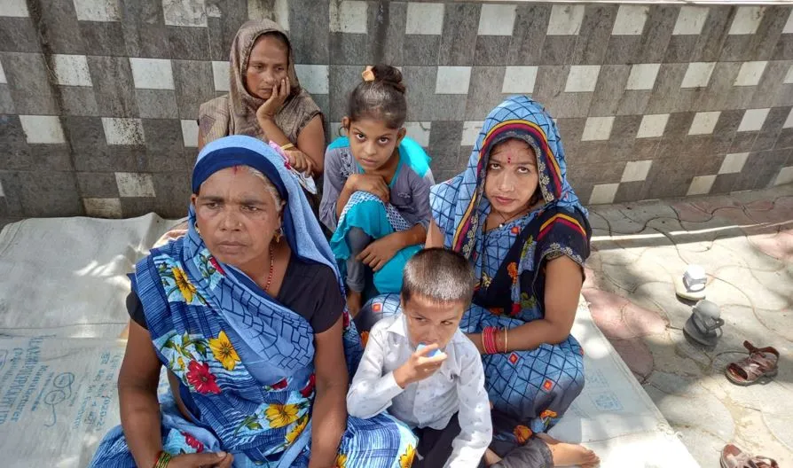 शाहजहांपुर: डीएम से गुहार के बाद भी नहीं मिला कब्जा, कलेक्ट्रेट में भूख हड़ताल पर बैठा किसान परिवार