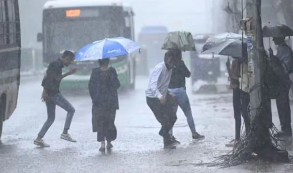 दिल्ली में मूसलाधार बारिश! आईएमडी ने यूपी समेत कई राज्यों के लिए जारी किया अलर्ट 