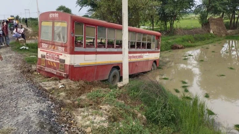 इटावा : बिगड़ा संतुलन और खेत में जा घुसी बस, 8 लोग हुए घायल