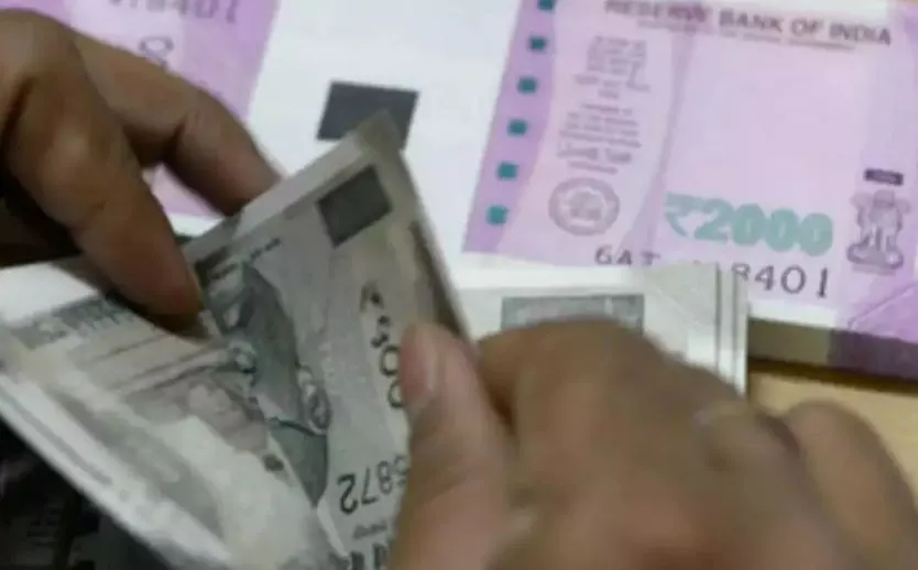 रुपया शुरुआती कारोबार में छह पैसे की बढ़त के साथ 82.55 प्रति डॉलर पर पहुंचा 