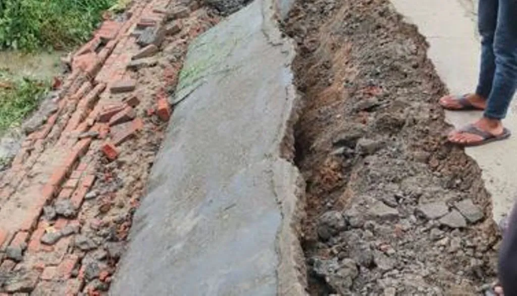 बरेली: बारिश में धंसा चार साल पहले बना सीसी रोड, लोगों को सता रही चिंता