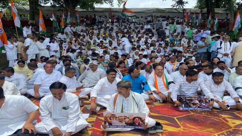 लखनऊ : शहीद स्मारक पर राहुल गांधी के समर्थन में जुटे कार्यकर्ता, मौन सत्याग्रह कर जताया विरोध