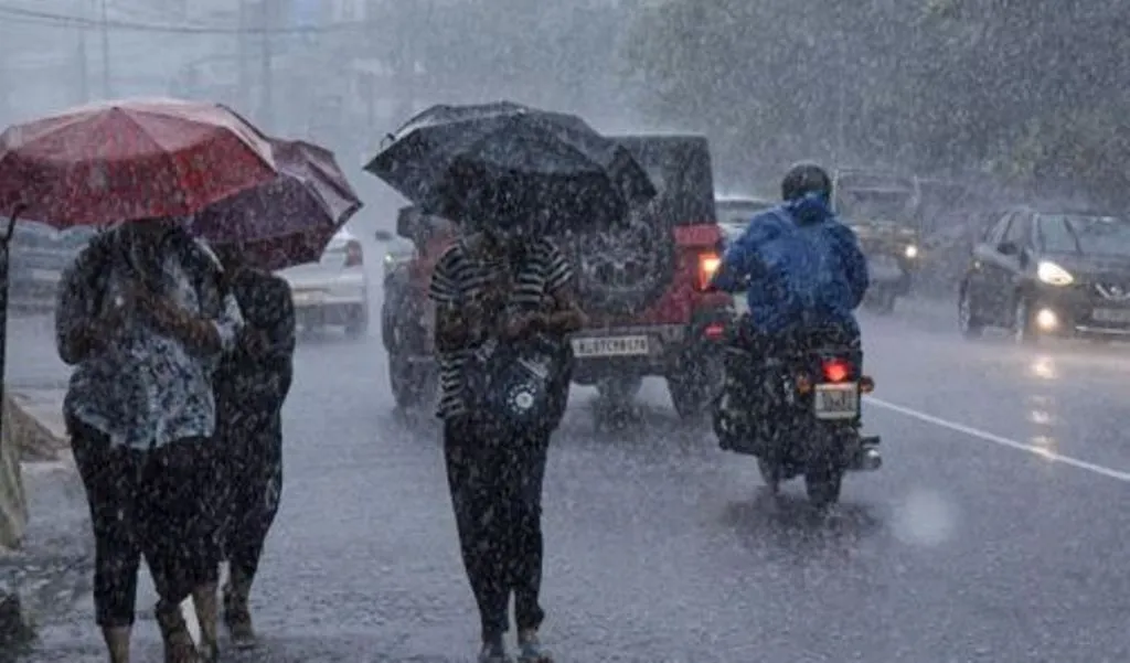 यूपी समेत देश के कई राज्यों में आज भारी बारिश का अलर्ट जारी, यहां पढ़ें ताजा अपडेट