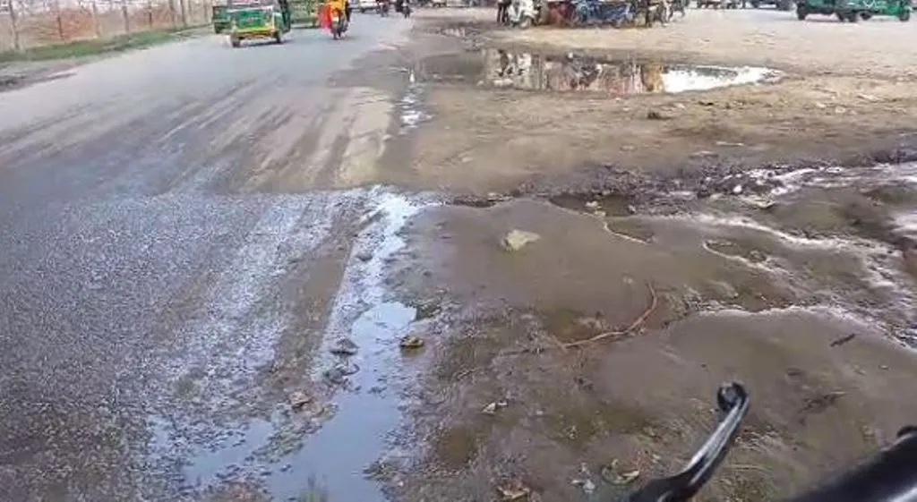 बरेली: नाथनगरी में कांवड़ियों की राह में रोड़े, जगह-जगह टूटी सड़कें और जलभराव 