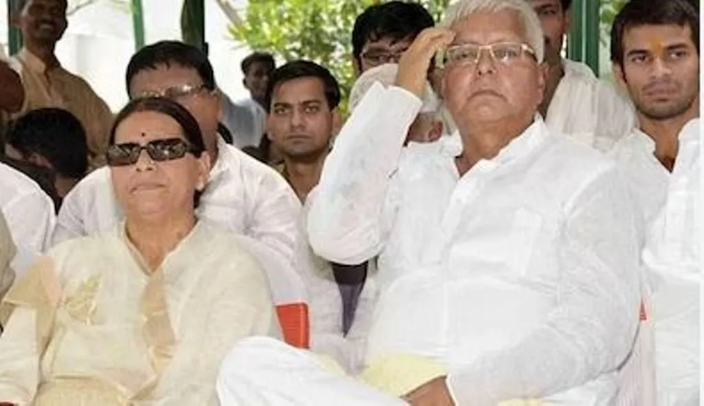 लालू परिवार की बढ़ीं मुश्किलें, सीबीआई ने नौकरी के बदले जमीन घोटाले में चार्जशीट की दाखिल 