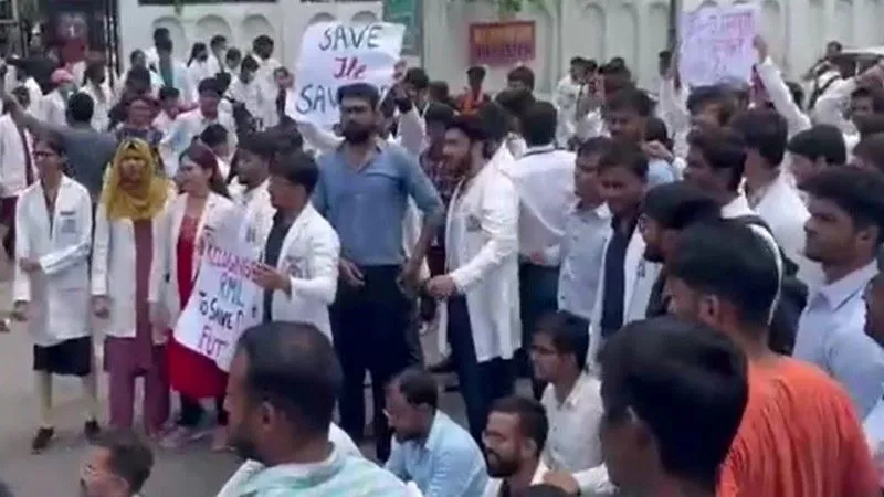 लोहिया संस्थान : एमबीबीएस कर चुके छात्र-छात्राओं का प्रदर्शन, कहा- डॉक्टर की पढ़ाई करने के बाद भी घूम रहे बेरोजगार 