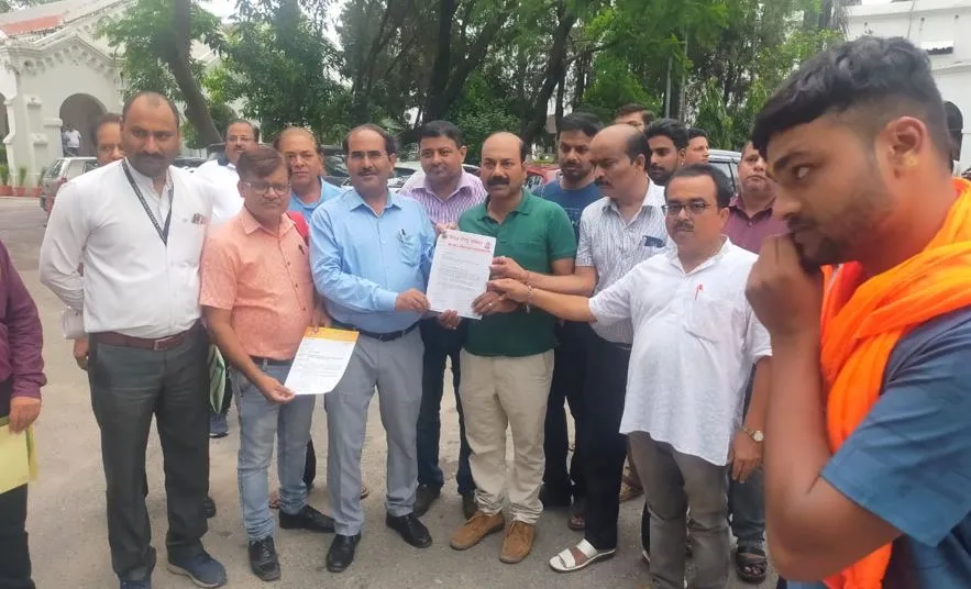 बरेली: मंदिर में हुई तोड़फोड़ को लेकर विश्व हिंदू परिषद में रोष, मांग करते हुए कहा- आरोपियों पर हो कठोर कार्रवाई  