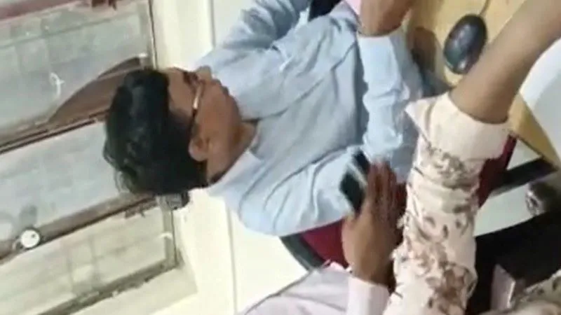 Video : लखनऊ में रिश्वत लेते कर्मचारी का वीडियो वायरल, Death Certificate बनाने के नाम पर 500 रूपये की हुई वसूली