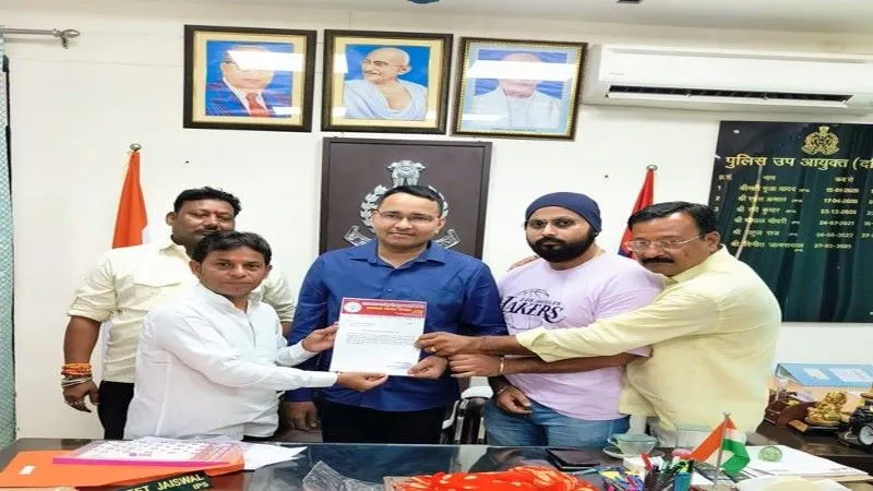 लखनऊ : नशेड़ियों और ई-रिक्शा से परेशान है नटखेड़ा रोड के व्यापारी, पुलिस अधिकारी को सौंपा ज्ञापन