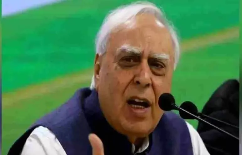 महाराष्ट्र में राजनीतिक घटनाक्रम पर कपिल सिब्बल ने कहा- ‘यह तमाशा है, लोकतंत्र नहीं’ 