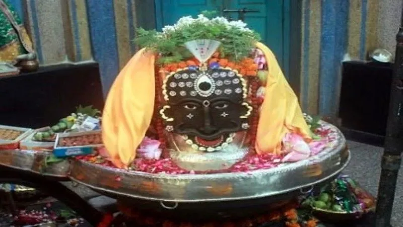 लखनऊ : सावन के पहले सोमवार पर मंदिरों में उमड़ी भक्तों की भींड़