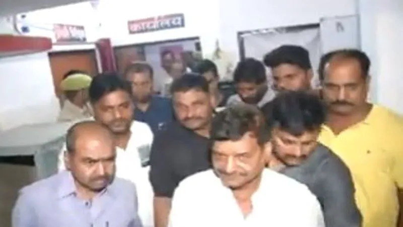 Breaking News : निजी सचिव को छुड़ाने थाने पहुंचे शिवपाल यादव