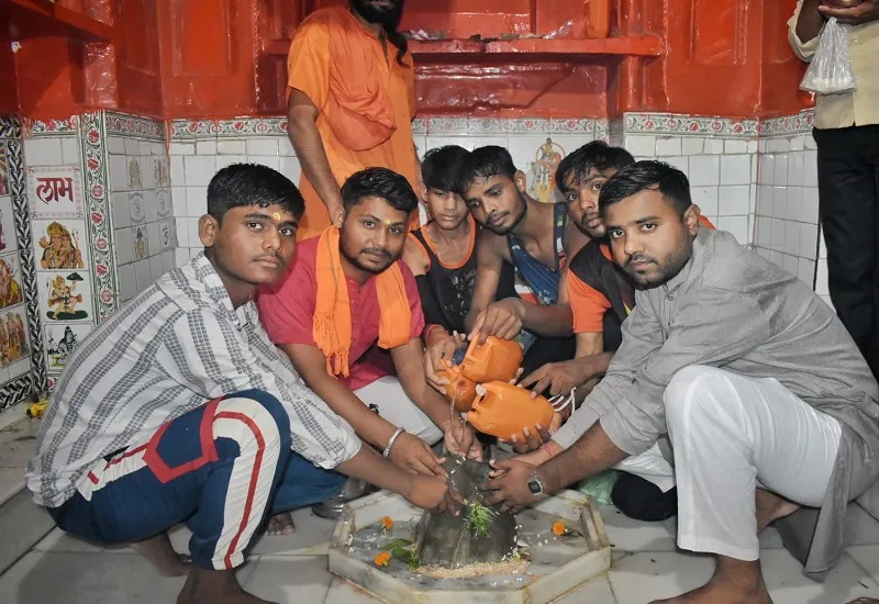 अमरोहा : शिवरात्रि पर शिवालयों में उमड़ी शिवभक्तों की भीड़, गूंजे हर-हर महादेव के जयकारे 