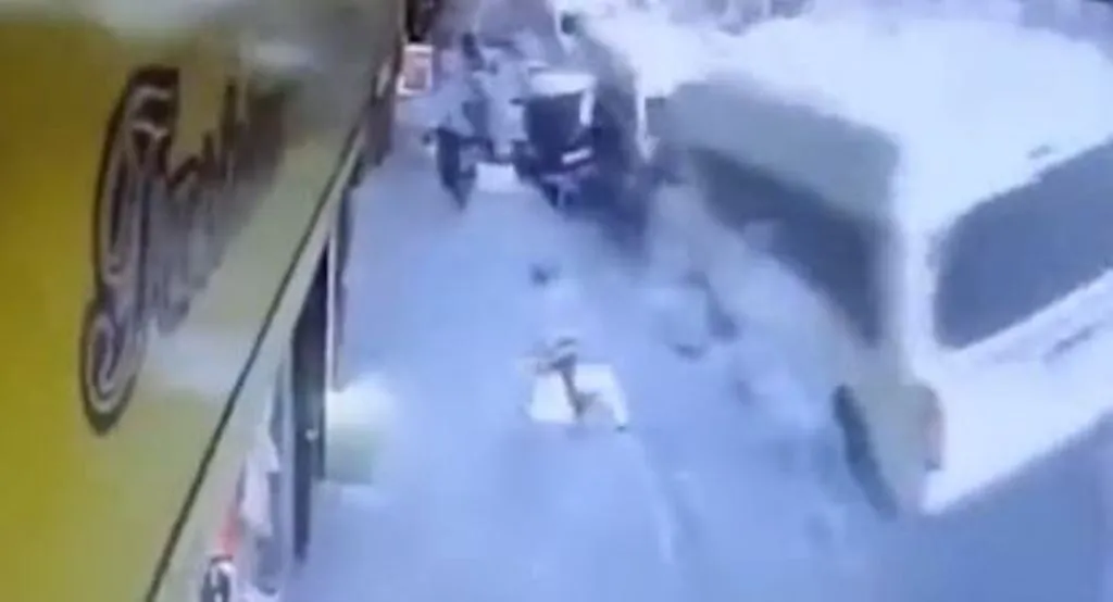 VIRAL VIDEO: सड़क पर अचानक हुआ विस्फोट, हवा में उड़ने लगीं कारें! खौफनाक मंजर देख कांप जाएगी रूह 