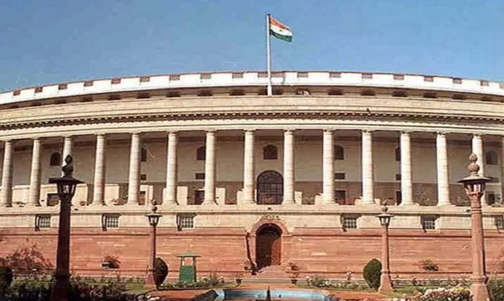 दिल्ली सेवा विधेयक लाने को तैयार सरकार, इस हफ्ते भी संसद में हंगामे के आसार 