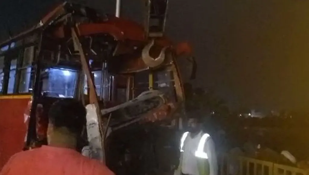 बरेली दिल्ली नेशनल हाइवे पर प्राइवेट बस कंटेनर से टकराई, एक दर्जन यात्री घायल