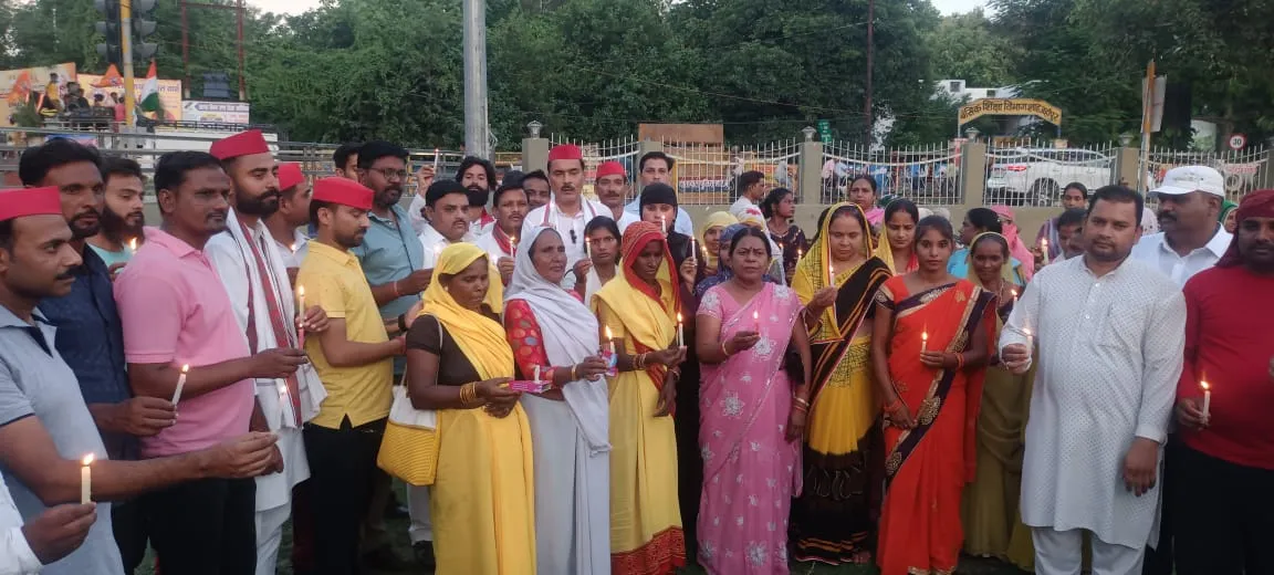 शाहजहांपुरः मणिपुर में महिलाओं संग अमानवीय व्यवहार के विरोध में सपा ने निकाला कैंडल मार्च 