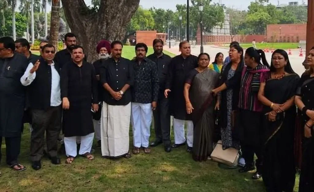 मणिपुर मुद्दे पर सरकार के रुख के विरोध में काले कपड़े पहनकर संसद पहुंचे विपक्षी सांसद 