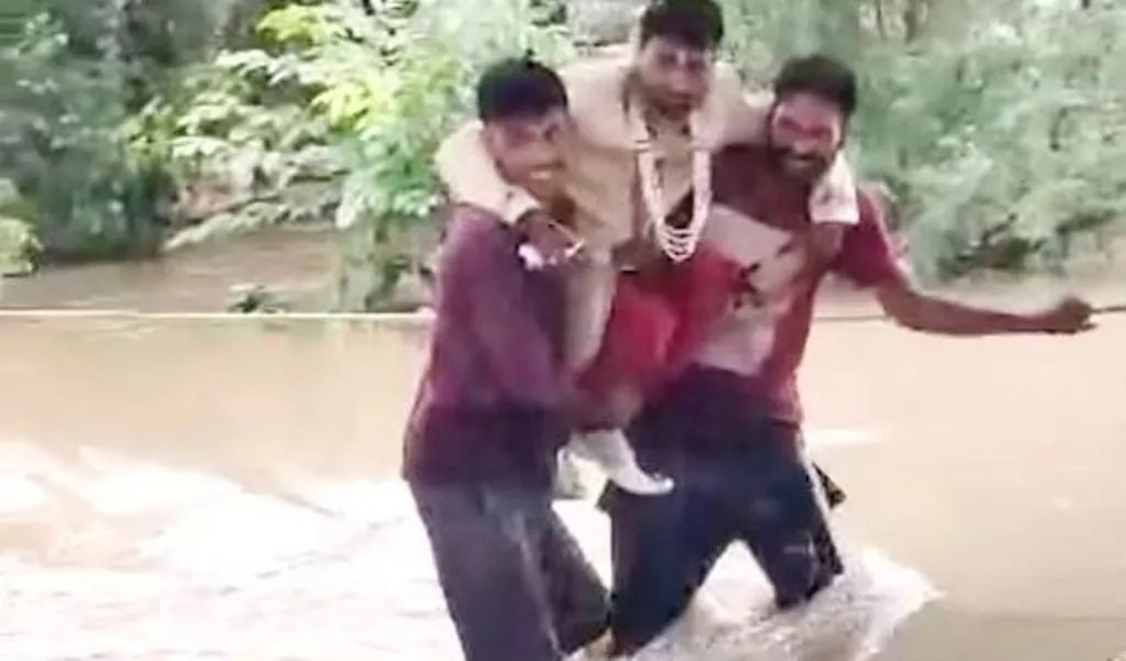 दुल्हन तो आज ही लाएंगे: शादी के मुहूर्त में बाढ़ बनी बाधा, ट्रैक्टर की मदद से बांधी रस्सी, दूल्हे को कंधे पर बैठाकर नदी कराई पार 