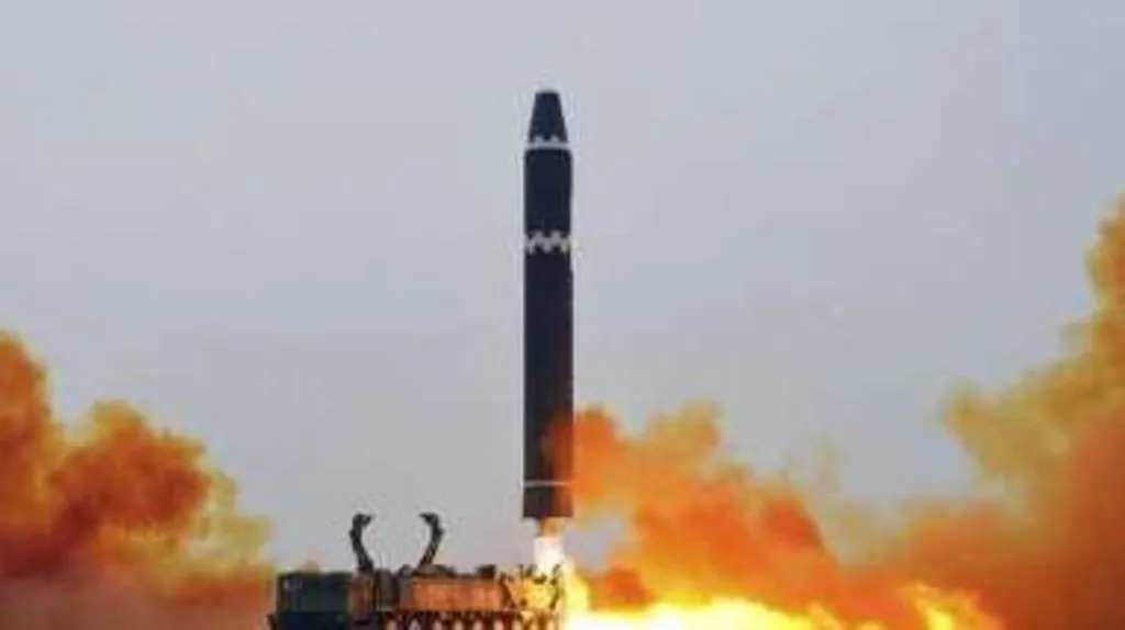 उत्तर कोरिया ने अमेरिकी जासूसी विमान को लेकर धमकी देने के बाद बैलिस्टिक मिसाइल का किया प्रक्षेपण