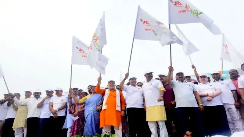 लखनऊ : मंत्री एके शर्मा की लोगों से अपील, कहा- अपने घरों से कूड़ा बाहर निकालें, सफाई कर्मियों का करें सहयोग