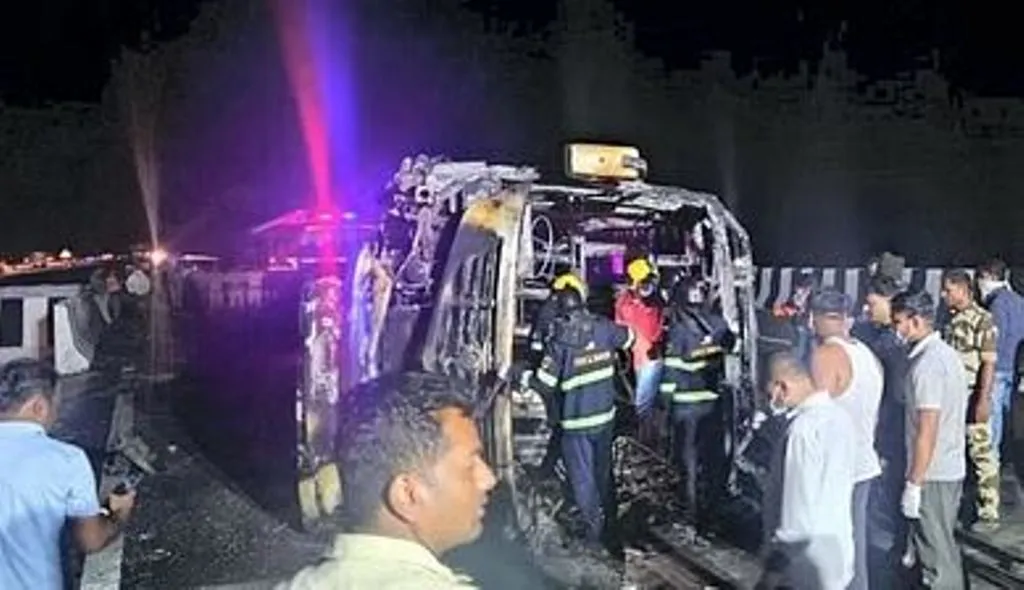 बस में आग लगने पर इसकी खिड़की तोड़कर अपनी जान बचाई: हादसे में बचे यात्री ने सुनाई आप बीती 