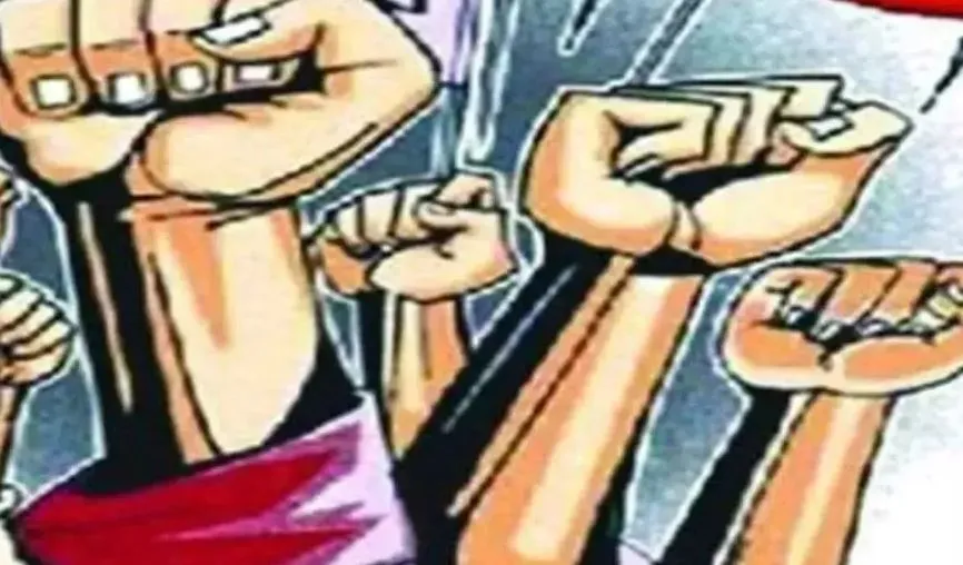 पीलीभीत: मंडी समिति में गुस्साए कांवड़िए, जूठा सेब फेंकने का आरोप..हंगामा